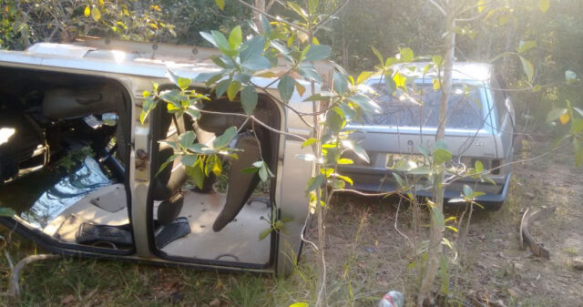 POLÍCIA MILITAR LOCALIZA DESMANCHE DE VEÍCULOS NA ZONA RURAL DE TRÊS RANCHOS