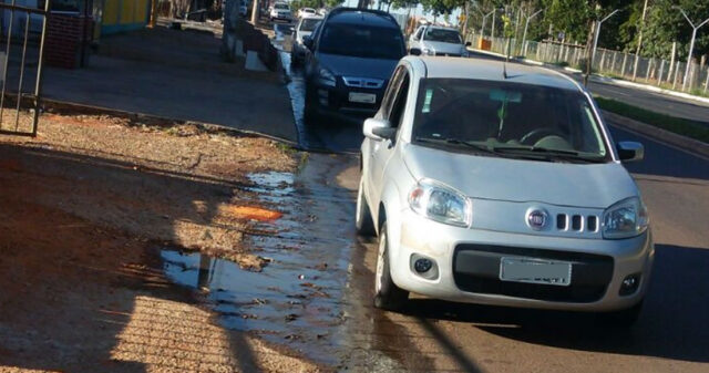 DENÚNCIA: VAZAMENTO DE ESGOTO INCOMODA LOJISTAS DA AVENIDA DR. LAMARTINE PINTO DE AVELAR