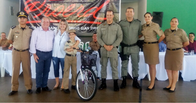 ALUNOS DAS  ESCOLAS DE GOIANDIRA PARTICIPAM DA FORMATURA DO PROERD