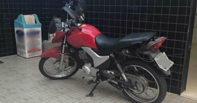 POLÍCIA MILITAR PRENDE DOIS JOVENS E RECUPERA MOTO COM RESTRIÇÃO DE ROUBO