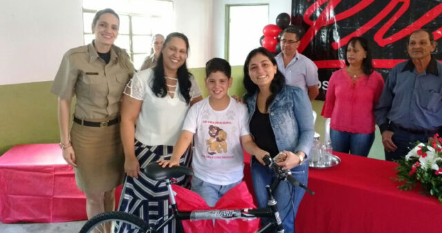 ALUNOS DAS ESCOLAS DE ANHANGUERA PARTICIPAM DA FORMATURA DO PROERD