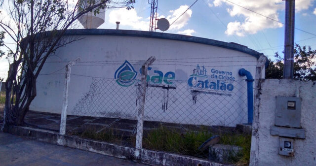 CAIXA D'ÁGUA LOCALIZADA NO BAIRRO NOSSA SENHORA DE FÁTIMA, VIRA LOCAL DE ACESSO PARA QUALQUER PESSOA