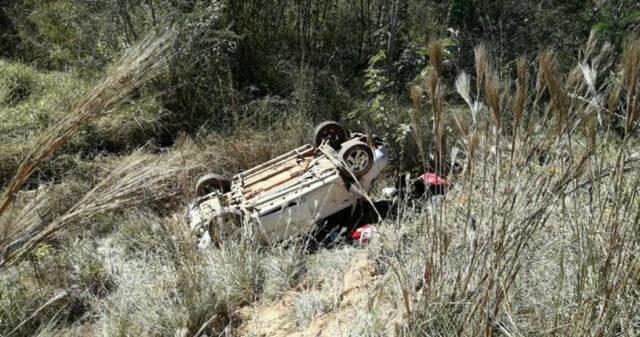 CAPOTAMENTO NA GO-402 QUE LIGA A BR-050 A CIDADE DE CUMARI DEIXA 4 PESSOAS FERIDAS