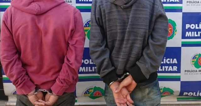 POLÍCIA MILITAR PRENDE DOIS JOVENS E APREENDE ARMA DE FOGO, MUNIÇÕES E DROGAS