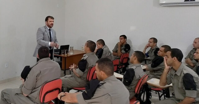 PALESTRA COM PROMOTOR FAZ PARTE DE PROGRAMA DE FORMAÇÃO DE PMs EM CATALÃO