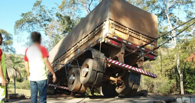 CAMINHÃO CAI EM RIBANCEIRA NA BR 050 E MOTORISTA TEM FERIMENTOS LEVES