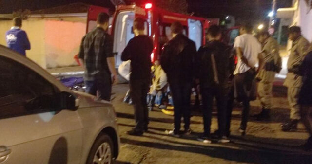 MOTOCICLISTA SEM CAPACETE ENVOLVE EM ACIDENTE E FICA GRAVEMENTE FERIDO