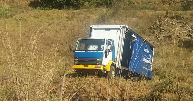 CAMINHÃO CAI EM RIBANCEIRA NA GO 330 ENTRE OUVIDOR E TRÊS RANCHOS E DEIXA UM HOMEM FERIDO
