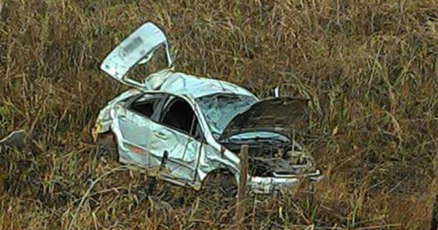 SAÍDA DE PISTA SEGUIDA DE CAPOTAMENTO NA GO 305 DEIXA DOIS JOVEM FERIDOS
