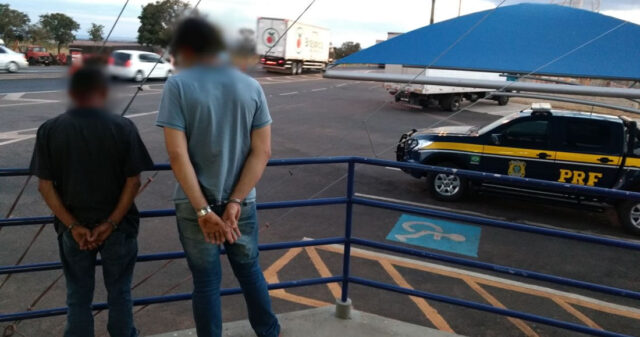 PRF PRENDE DOIS HOMENS EM CATALÃO POR POSSE ILEGAL DE ARMA DE FOGO