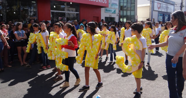 ANIVERSÁRIO DA CIDADE É COMEMORADO COM DESFILE CÍVICO