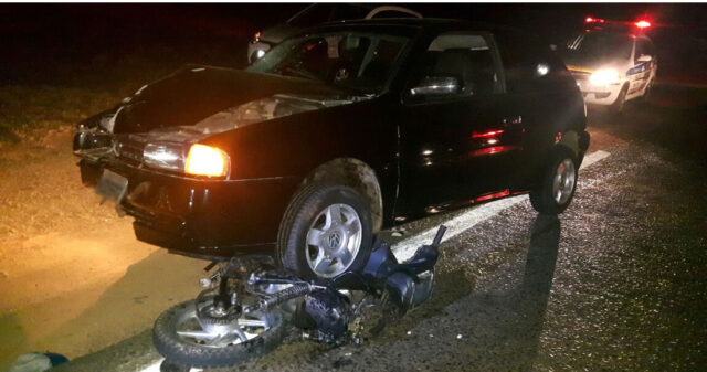 ACIDENTE ENTRE CARRO E MOTO NA GO-330 EM OUVIDOR DEIXA UMA PESSOA FERIDA