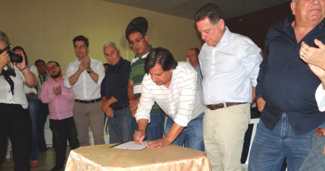 OUVIDOR ASSINA CONVÊNIO DE 1 MILHÃO COM GOIÁS NA FRENTE