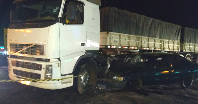 COLISÃO ENTRE CARRETA E CARRO NA BR 050 DEIXA UMA PESSOA FERIDA, EM CATALÃO