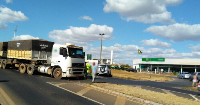 COLISÃO ENTRE CARRO E CARRETA NO TREVO DO POSTO JK DEIXA UMA PESSOA FERIDA