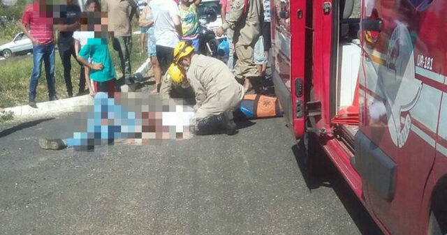 MOTOCICLISTA COLIDE CONTRA POSTE E FICA FERIDO NA CIDADE DE GOIANDIRA