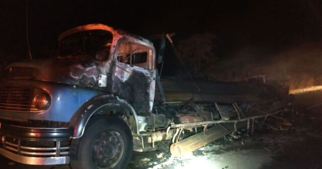 Caminhão pega fogo, interdita a BR-050 e provoca congestionamentos