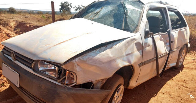 CAPOTAMENTO EM ESTRADA VICINAL PRÓXIMO A CATALÃO DEIXA MOTORISTA FERIDO