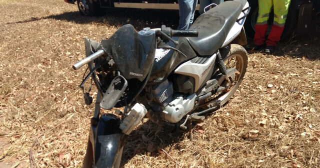 Colisão na entre motociclista e veículo não identificado deixa idoso gravemente ferido