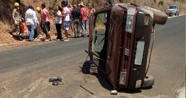 Capotamento deixa duas pessoas feridas na GO 305 entre Cumari e Anhanguera