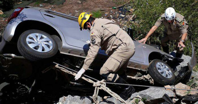 Carro cai dentro do córrego, após envolver em acidente