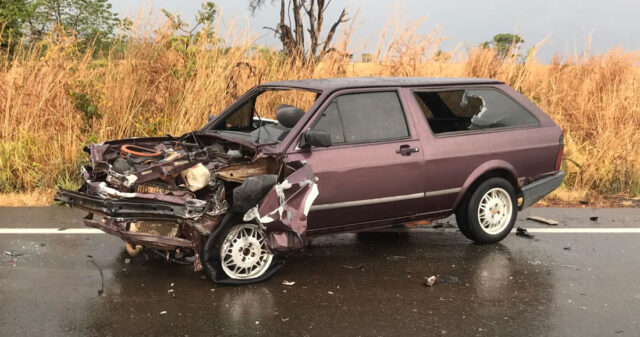 Colisão entre carro e carreta na GO 330 deixa várias pessoas feridas