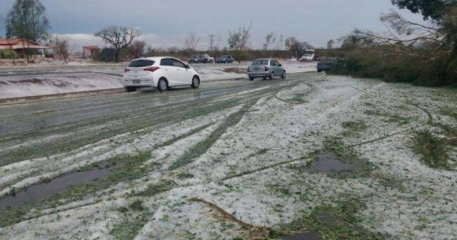 Chuva de granizo deixa trecho da BR-060 coberto de gelo