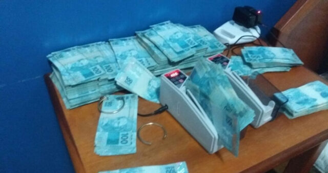 Quadrilha que ensinava como clonar dinheiro é presa em hotel em Corumbaíba