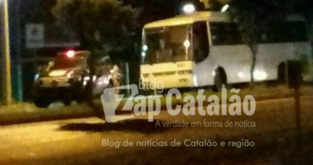 Abordagem Policial em ônibus escolar e dois passageiros são conduzidos a delegacia