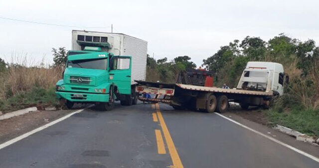 Trânsito interditado na GO 330 para retirada de caminhão, após envolver em acidente
