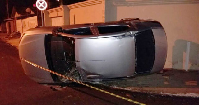 Carro tomba após colisão no bairro Nossa Senhora de Fátima, em Catalão