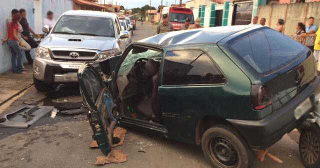 Colisão frontal entre veículos deixa quatro pessoas feridas em Ipameri