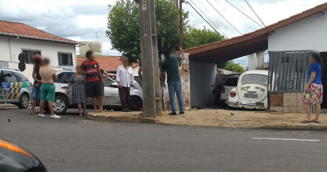 Carro invade casa após colidir com outro veículo no Bairro São João