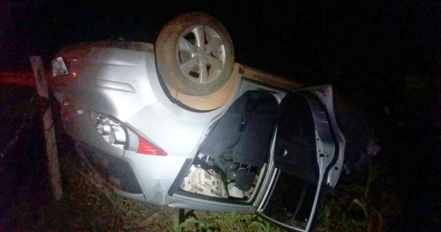 Motorista fica ferido após veículo capotar na BR 050