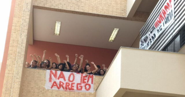 Estudantes ocupam bloco administrativo da UFG em Catalão e reivindicam Casa do Estudante Universitário