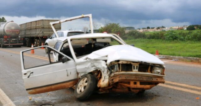 Colisão entre carro e carreta na BR 050 deixa uma pessoa ferida