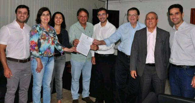 Prefeito Adib Elias, faz doação de terreno para construção da Casa do Estudante na área do Campus II da Regional da UFG em Catalão.