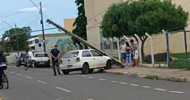 Motorista colide em poste de energia no Bairro Santa Rita