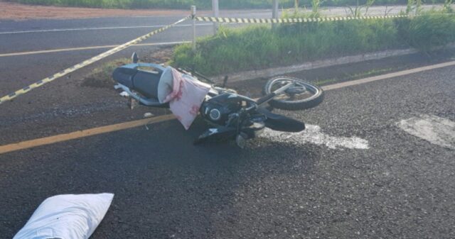 Casal morre em colisão entre moto e caminhão na BR 364