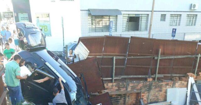 Acidente envolvendo dois veículos deixa três pessoas feridas no Centro da Cidade