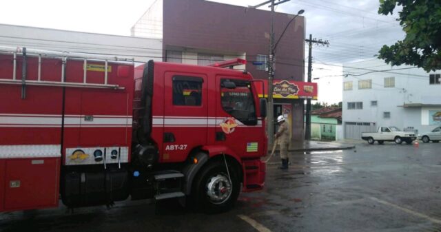 Bombeiros combate princípio de incêndio em edifício comercial