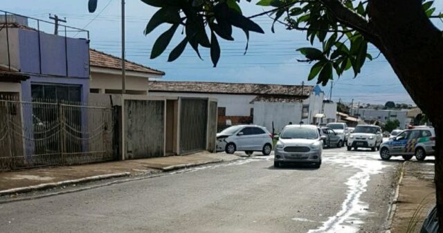 Dois veículos se envolvem em um acidente de trânsito no Bairro Progresso