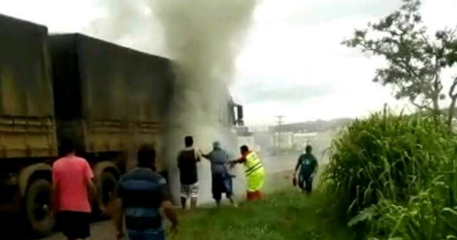Carreta pega fogo na BR-050, no perímetro urbano da cidade de Catalão.