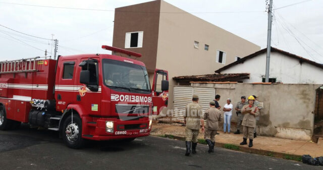 Bombeiros combatem incêndio em residência em Catalão