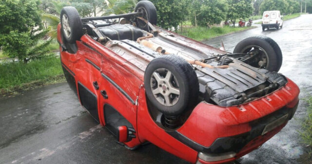 Carro capota após se envolver em acidente em avenida de Catalão