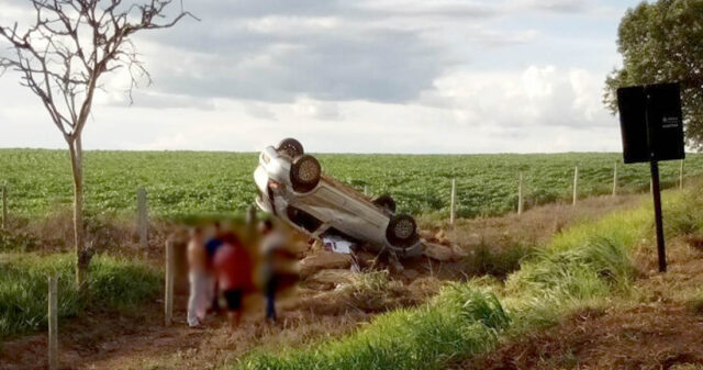 Motorista fica ferido após veículo capotar na GO-330 entre Catalão e Ipameri