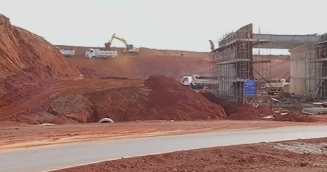 Chuva leva lama de obra em rodovia para nascente e suspende abastecimento de água em Campo Alegre de Goiás