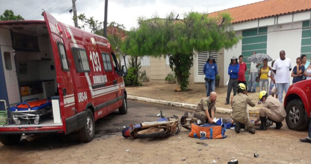 Colisão entre carro e moto em Ipameri deixa uma pessoa ferida