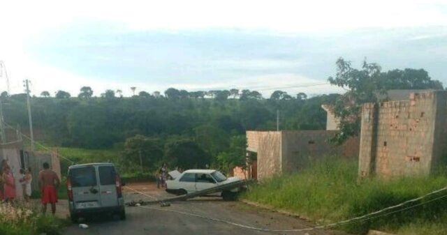 Mais um veículo bate em poste de energia na cidade de Catalão