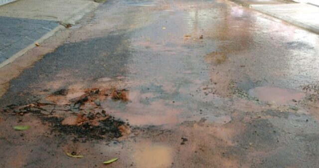 Morador reclama de desperdício de água no Bairro Santa Terezinha